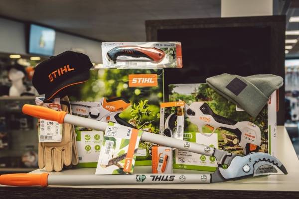 Pakketjes in Frissen en STIHL kleuren voor een open haard