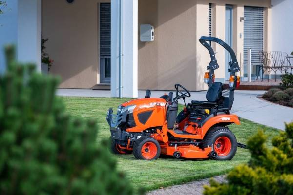 Kubota gazonmaaier op het voorterrein van een huis