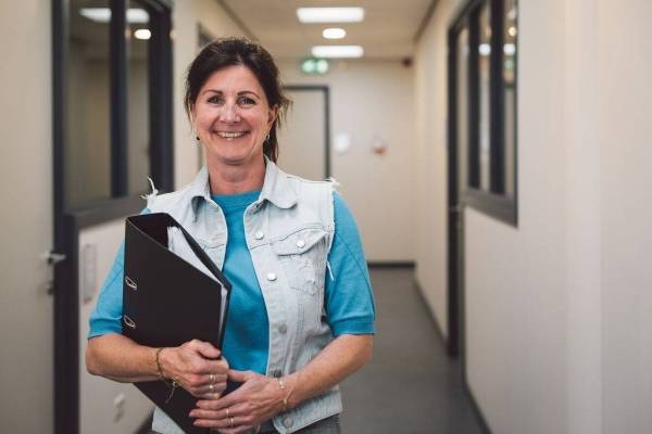 Administratief medewerker met map in handen