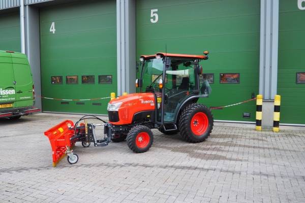 Kubota tractor met Adler sneeuwschuif 