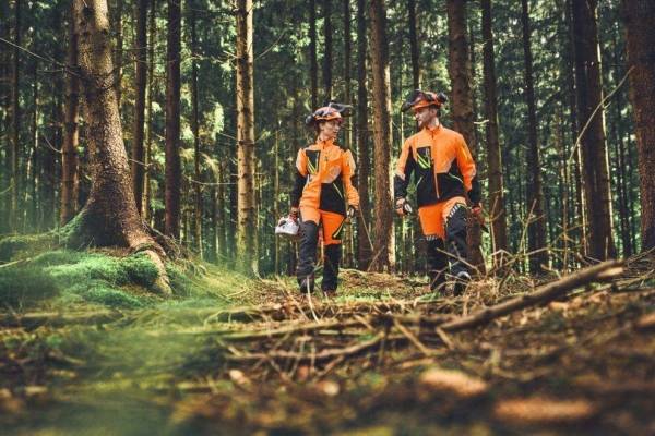 2 mensen in het bos volledig uitgerust in STIHL veiligheidskleding